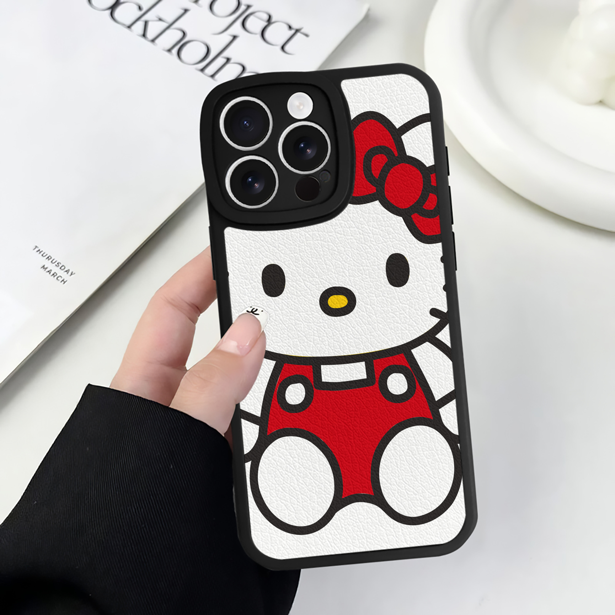 （画像用） Hello Kitty ハローキティ 【iPhone 16シリーズ対応】シリコンスマホケース（レザー調） 材質：シリコン